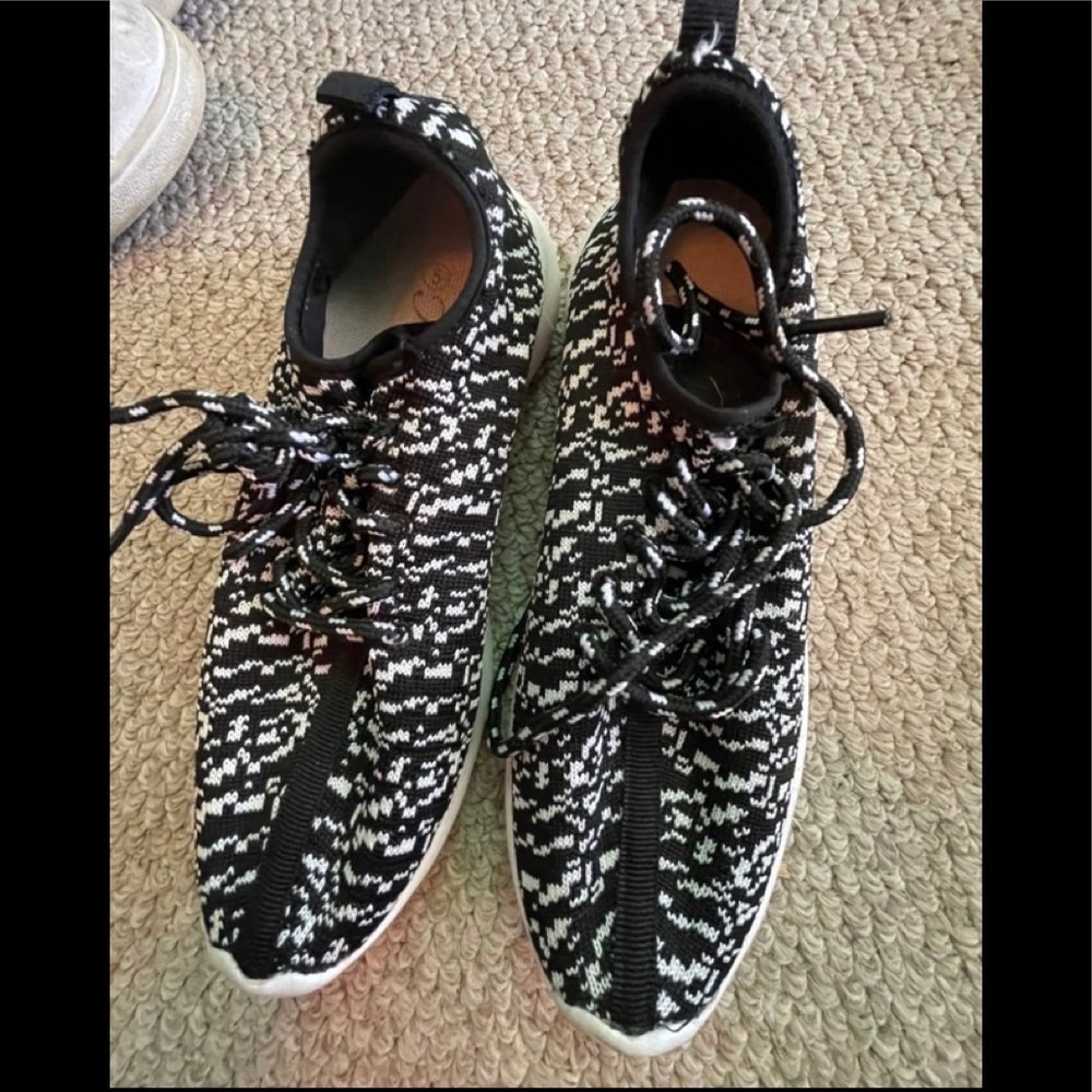 Running shoes (size 5)